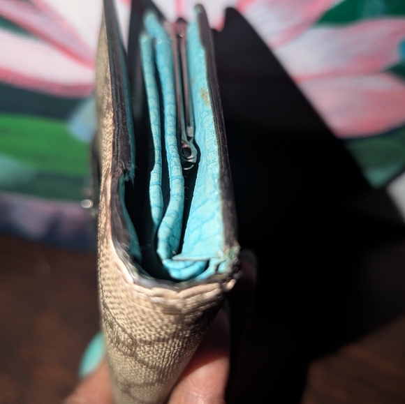 Gucci Monogram Kisslock Wallet with Teal Accent - Picture 4 of 10